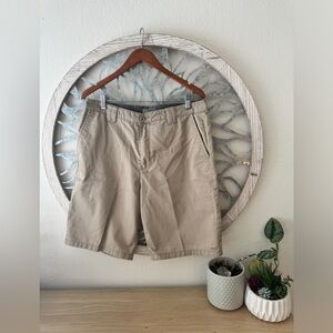 O’NEILL Men’s Shorts, Golf Shorts. Size 33. Tan